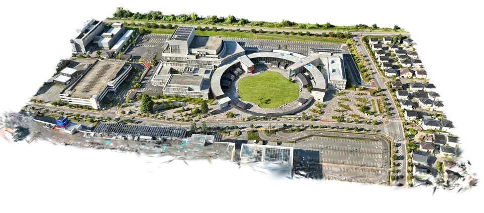 ドローンと地上型レーザースキャナで計測した上田市サントミューゼの3Dモデル。円形の芝生広場を囲む建物と駐車場、周辺の街並みまでを含む施設全体の俯瞰