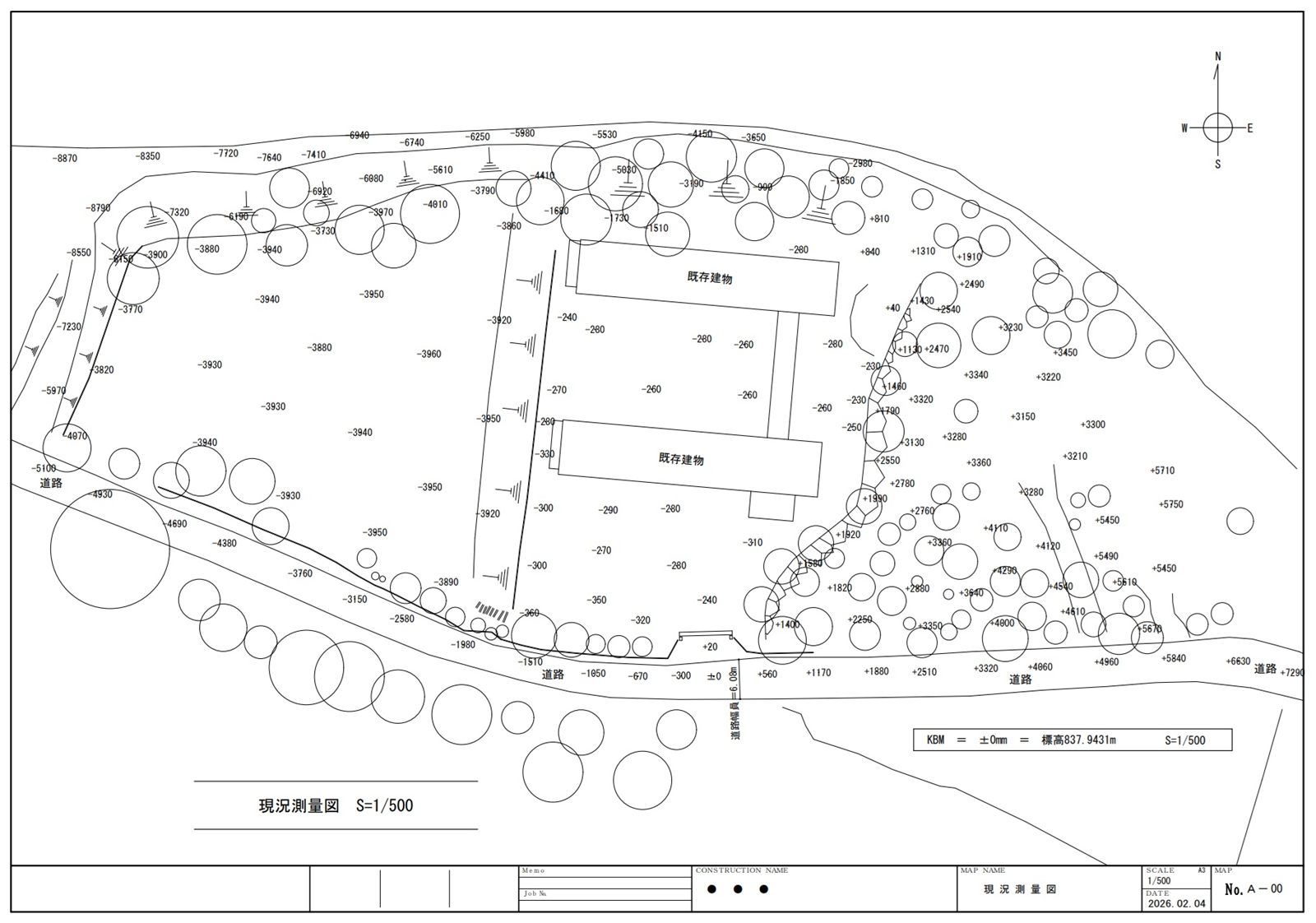点群データから作図した現況測量図。縮尺1/500のCAD図面で、樹木記号・地盤高の数値・既存建物2棟・道路幅・方位記号が記入されている