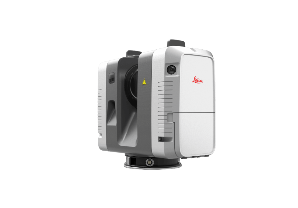 Leica RTC360 の本体を斜めから見た製品画像。白とグレーの筐体に赤い Leica のロゴ
