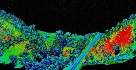 谷筋の地形と斜面の植生を標高カラー（青から緑・赤）で表示したUAVレーザーの点群