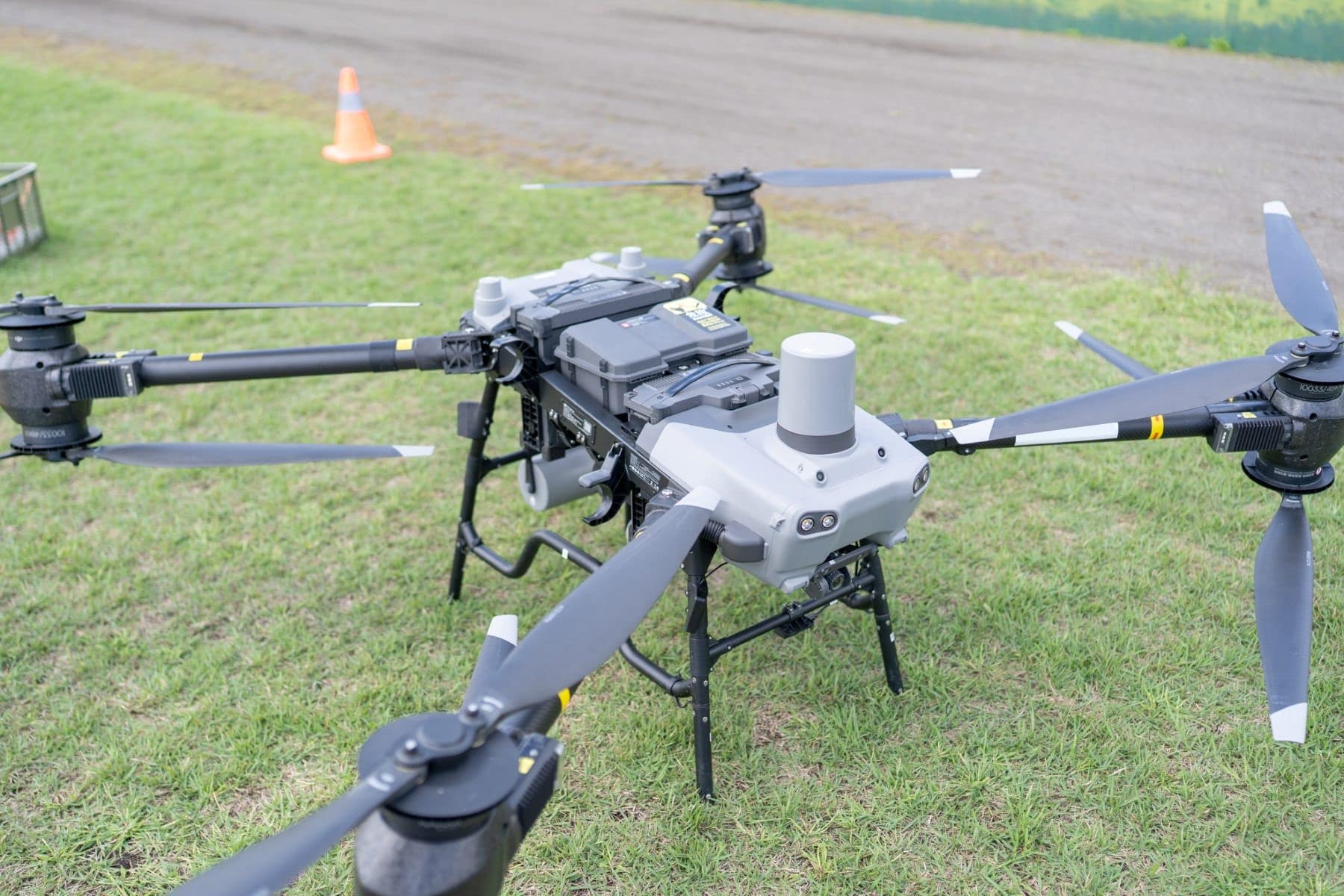 斜め上から見たDJI FlyCart 30。機体の上部と、広げたプロペラが見える