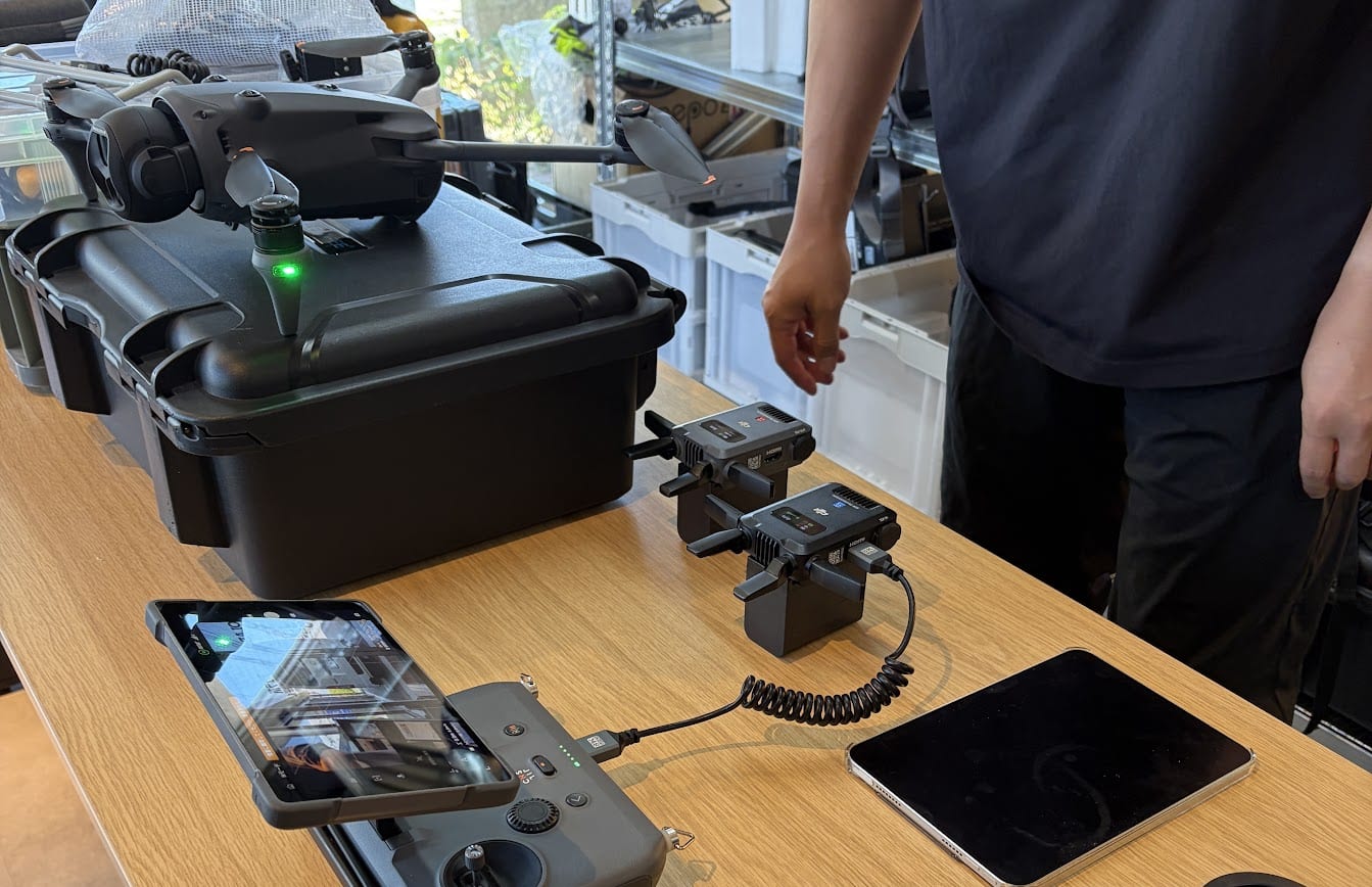 ドローンの映像をスマホ・iPadで共有する方法｜DJI SDR Transmissionでプロポの画面を映す