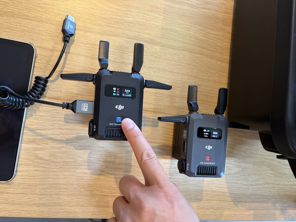 DJI SDR Transmissionの送信機（TX）と受信機（RX）。送信機にHDMIケーブルがつながっている