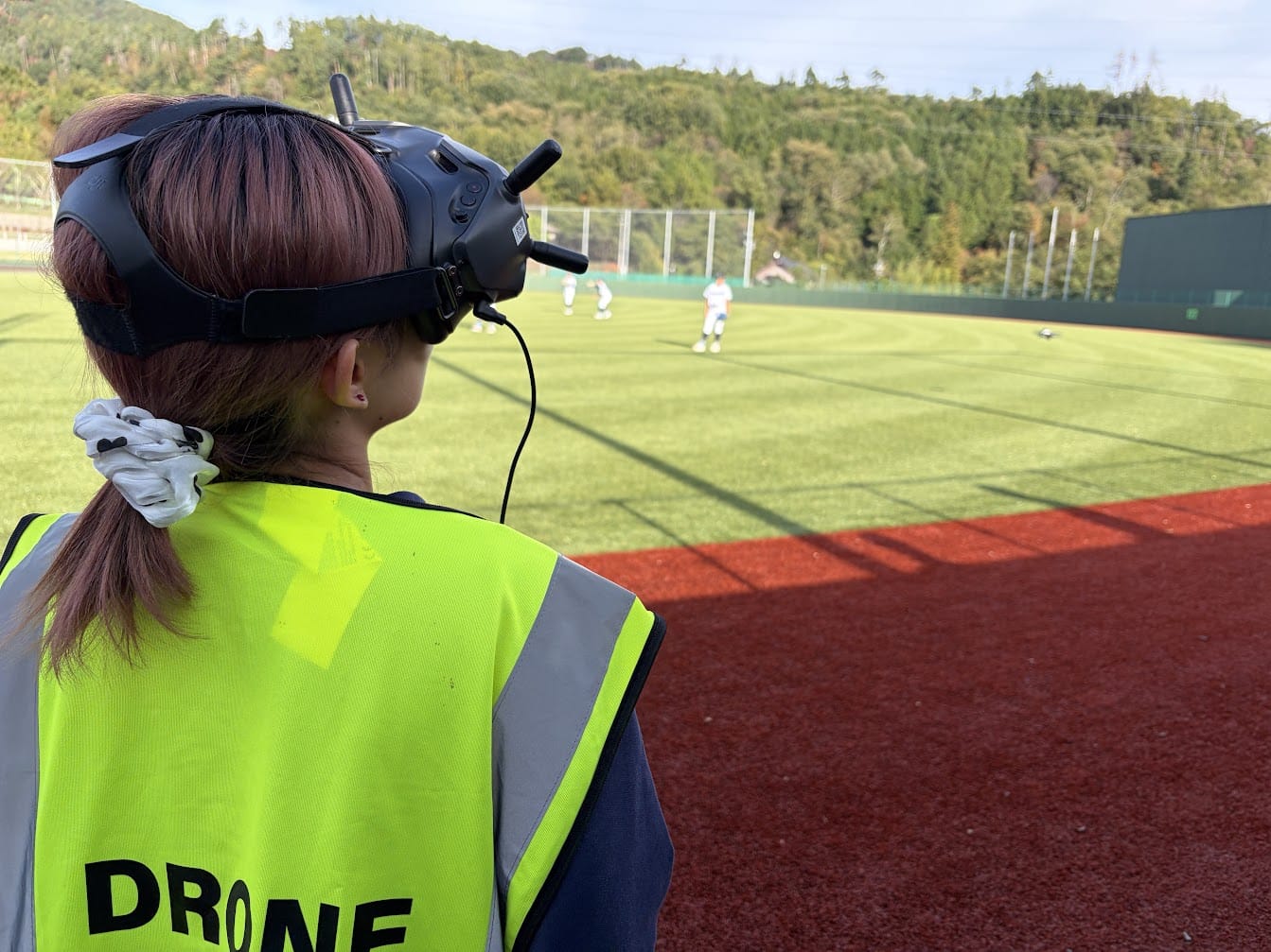 ゴーグルを着けてDJI FPVを操縦する当社スタッフ