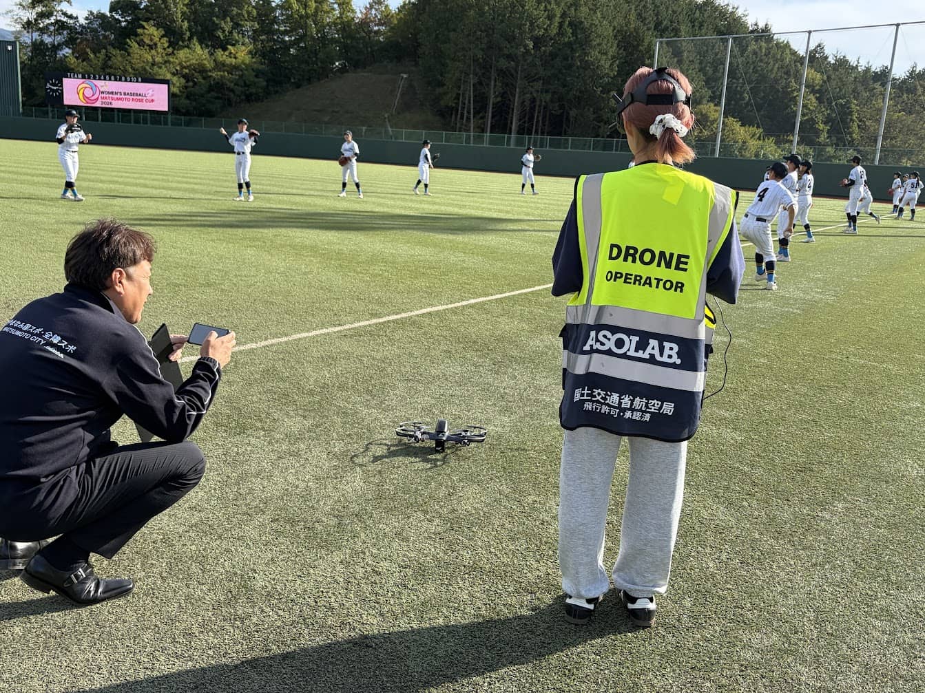DJI FPVのそばで、松本市の職員と撮影内容を話し合う当社のドローン操縦者