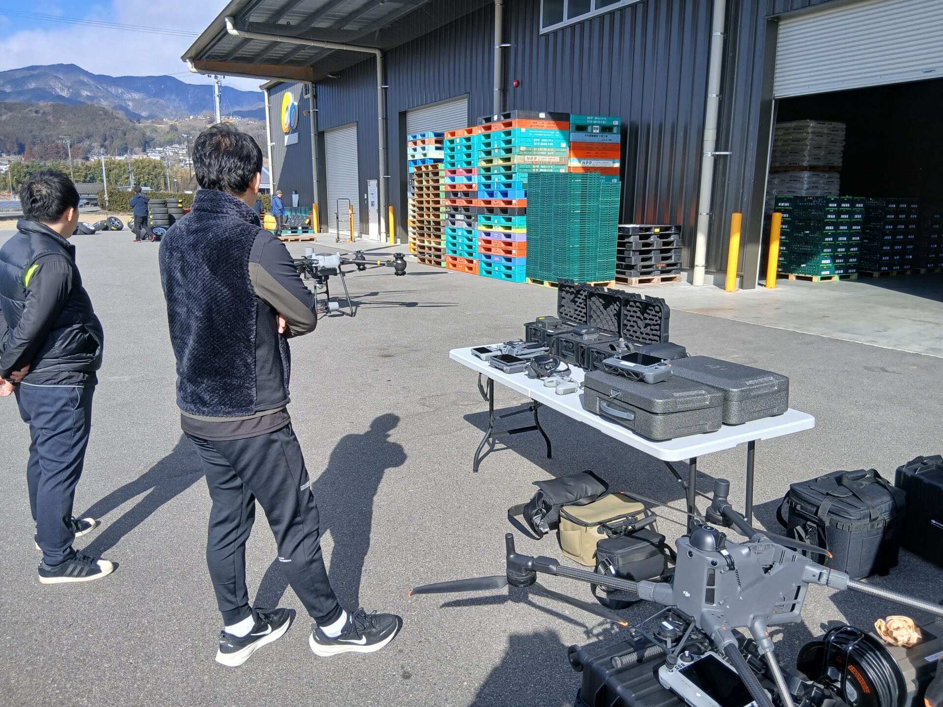 ドローン展示（DJI FlyCart 30、DJI Matrice 400、カメラペイロード）