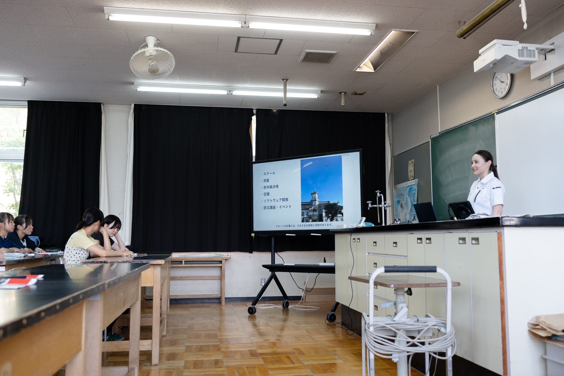 ドローン防災講座で授業を受ける松本県ケ丘高校の生徒