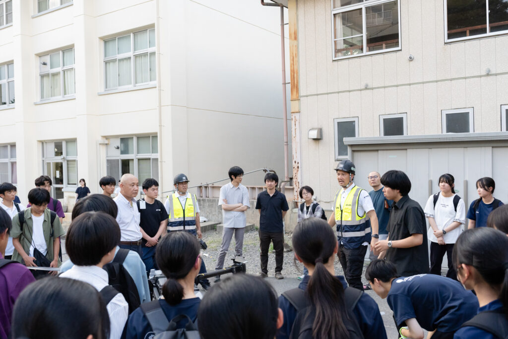 物資輸送ドローンFlyCart30の説明を聞く県ケ丘高校の生徒