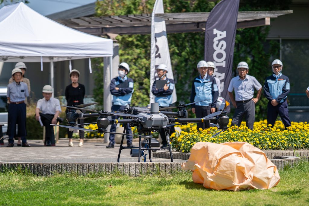 約24kgの物資を積んで離陸するDJI FlyCart30