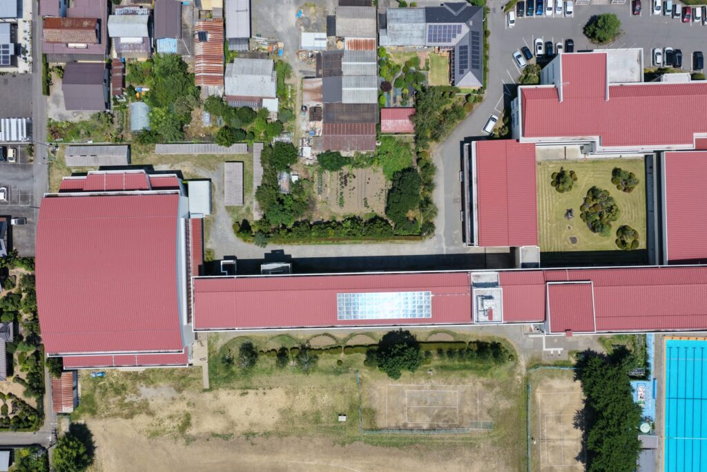 波田中学校を上空から撮影した空撮写真