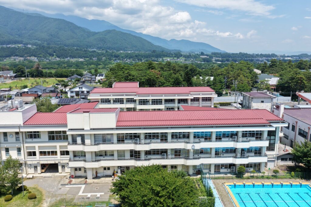 波田中学校の校舎を上空から撮影した空撮写真