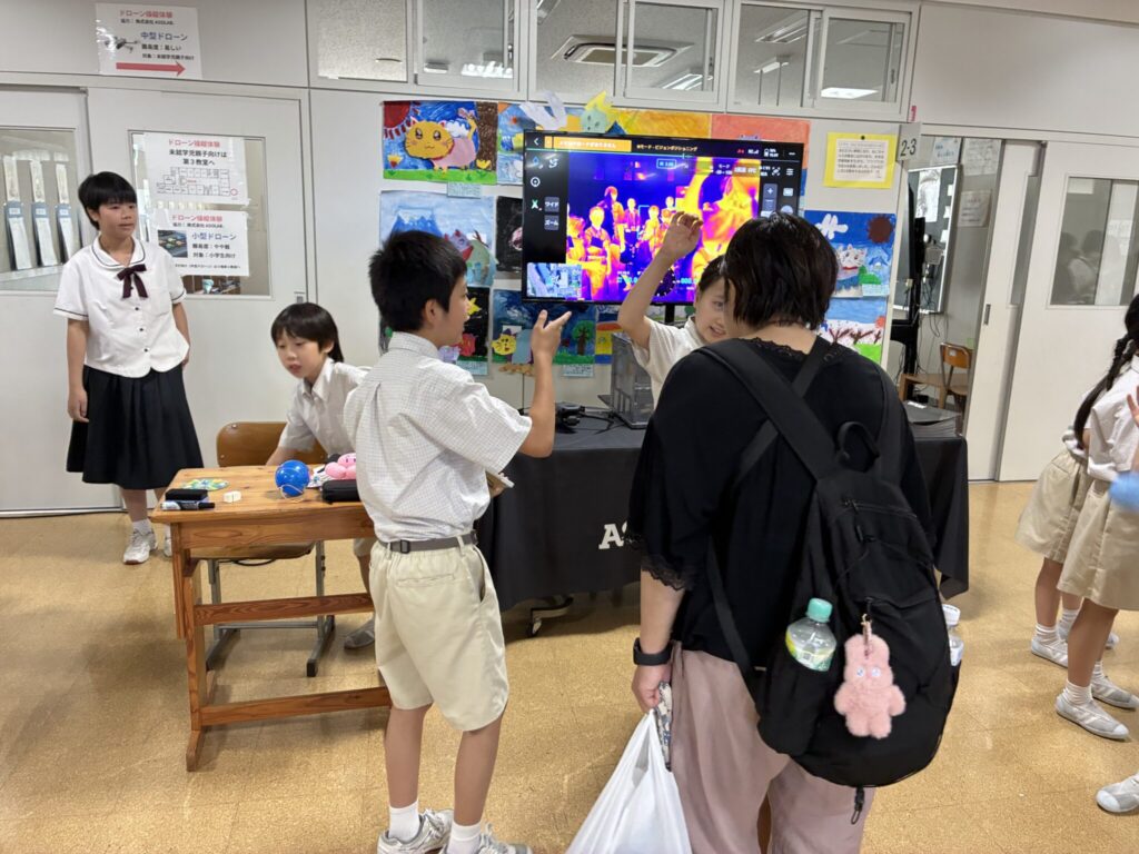才教学園オープンスクールで赤外線カメラを体験する来場者