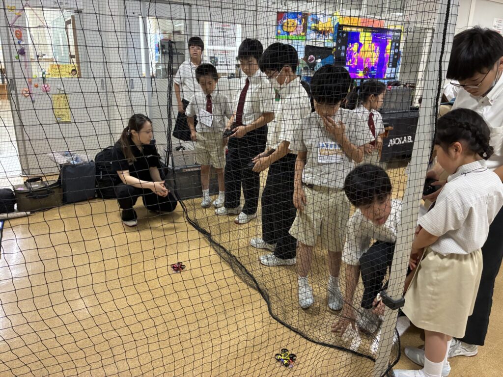 才教学園オープンスクールのドローン体験ブースの様子