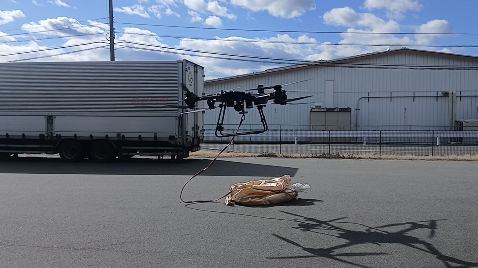 DJI FlyCart 30の運搬風景