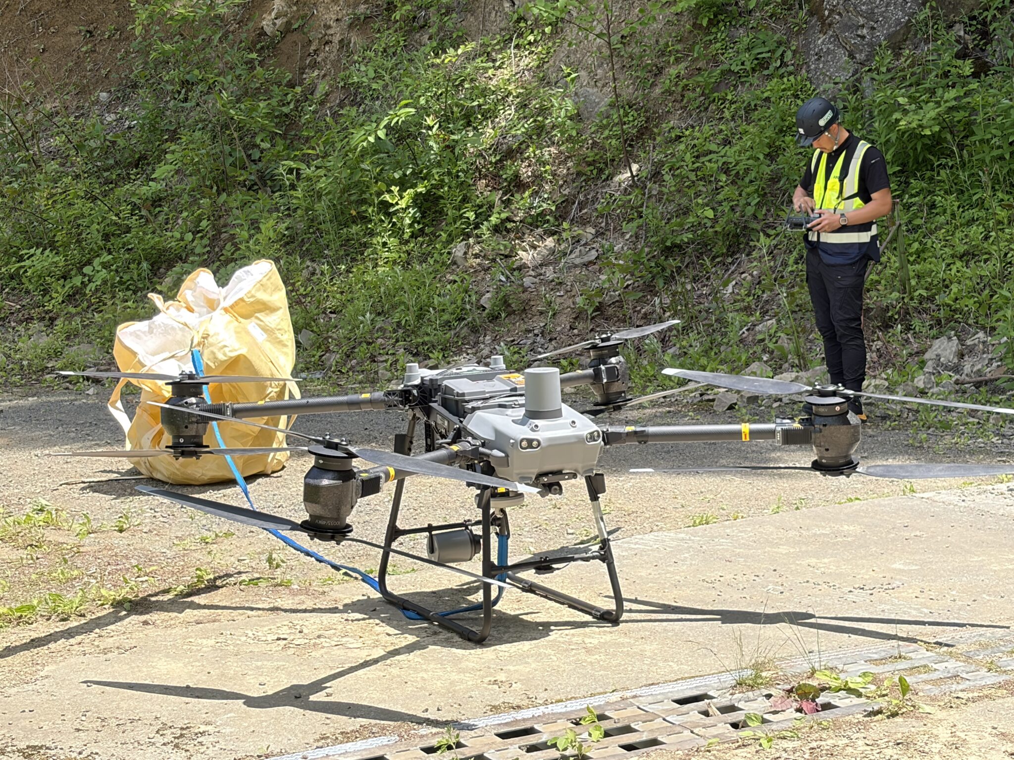重量物運搬に対応するドローン DJI FlyCart 30 の機体