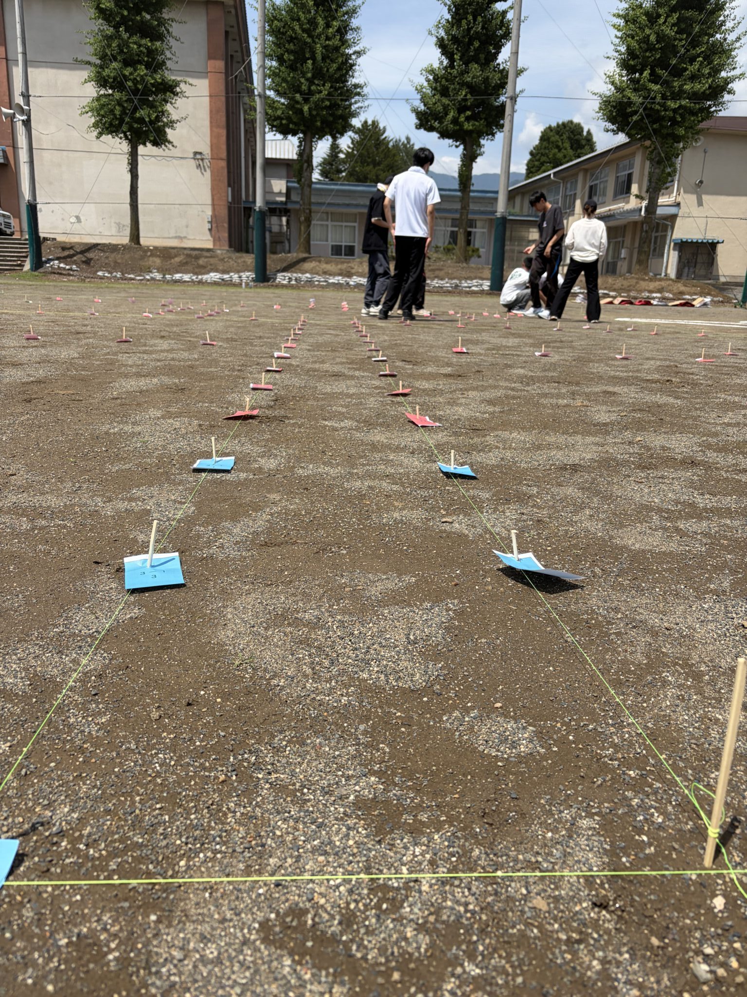 校庭につけられた立ち位置目印