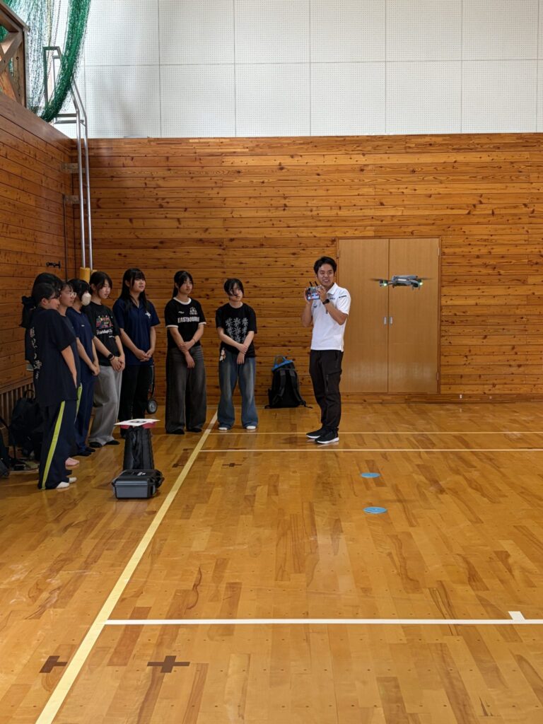 松本県ケ丘高等学校の防災講座でドローンの操縦体験をする生徒