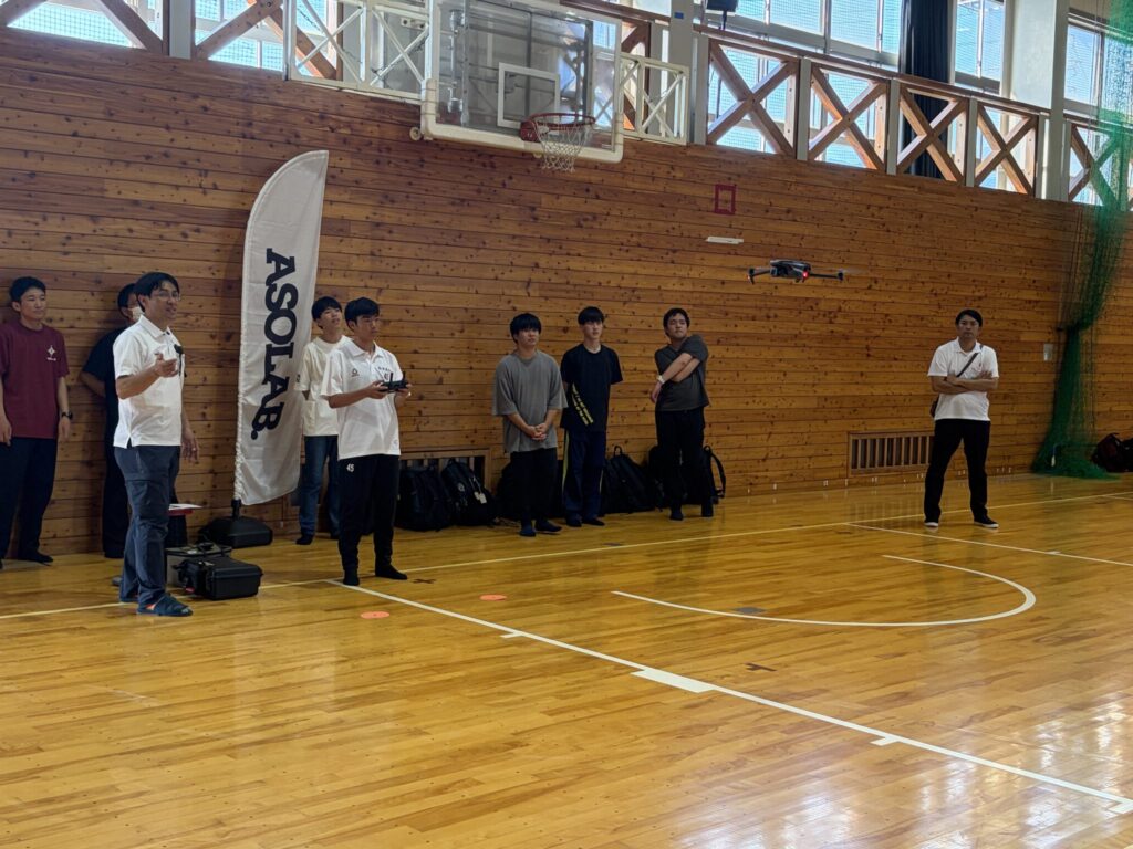 グループでドローンの操縦体験に取り組む生徒たち