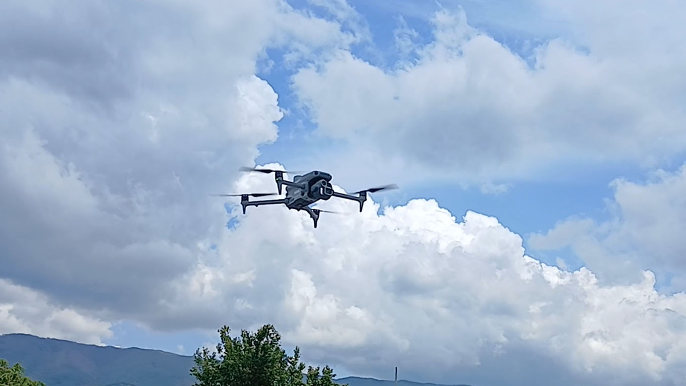 DJI Matrice 4Eによるドローン空撮飛行の様子(長野県内現場)