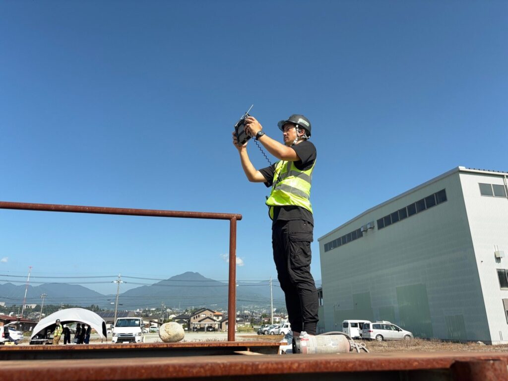 ドローン飛行させるドローンパイロット