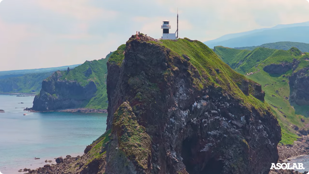 YouTube「神威岬と積丹ブルー｜北海道・積丹半島の絶景」より神威岬